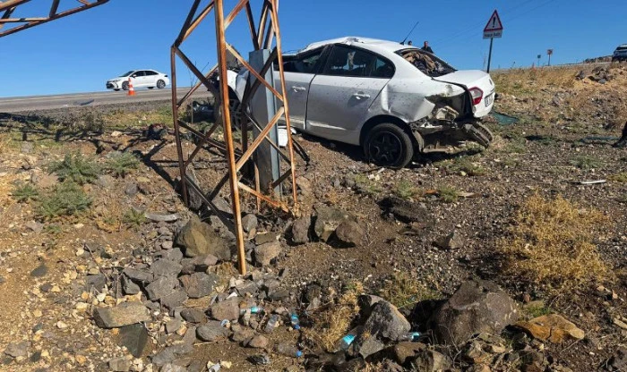 Siverek’te Otomobil Elektrik Direğine Çarptı: 1 Yaralı