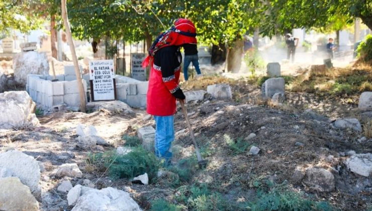 Harran Belediyesi’nden Mezarlıklarda Kış Öncesi Temizlik Seferberliği