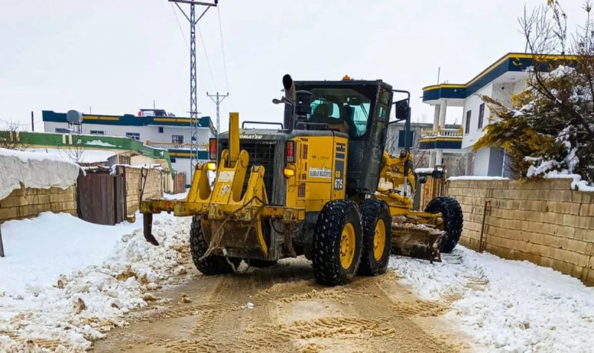 HARRAN&rsquo;DA KAR ENGELİ AŞILDI, T&Uuml;M YOLLAR ULAŞIMA A&Ccedil;ILDI