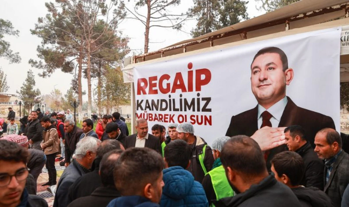 Harran&rsquo;da Regaip Kandilinde Vatandaşlara Zerda Tatlısı İkram Edildi