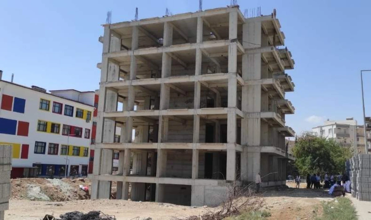 Şanlıurfa’da beton standardı düşük çıkan bina müteahhit ihbarıyla yıkıldı