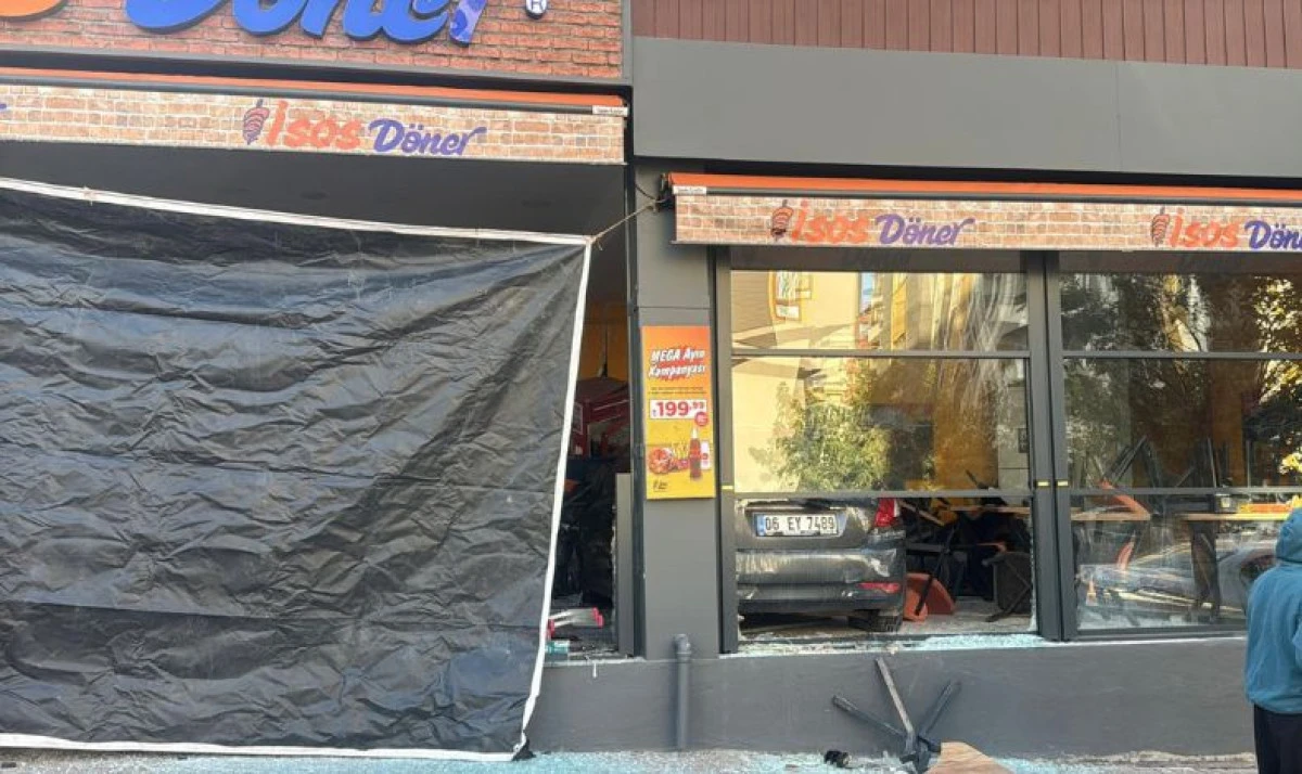 Şanlıurfa’da İlginç Kaza: Dönerciye Çarpan Otomobil