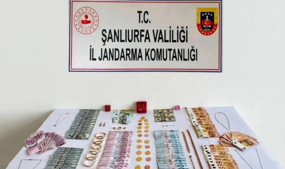 Şanlıurfa&rsquo;da Sahte Polis Dolandırıcılığı: &Ccedil;ok Sayıda Altın ve D&ouml;viz Ele Ge&ccedil;irildi, 1 Ş&uuml;pheli Tutuklandı