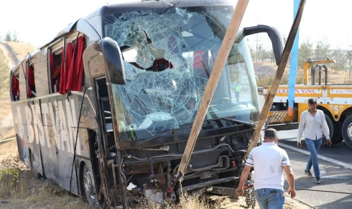Suruç’ta Yolcu Otobüsü Devrildi: 27 Yaralı